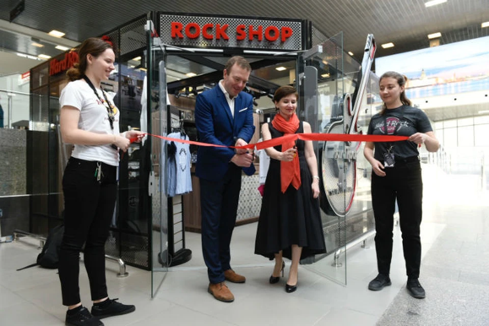 В Пулково открылся сувенирный магазин всемирного бренда Hard Rock Cafe. Фото предоставлено пресс-службой ООО «Воздушные Ворота Северной Столицы».