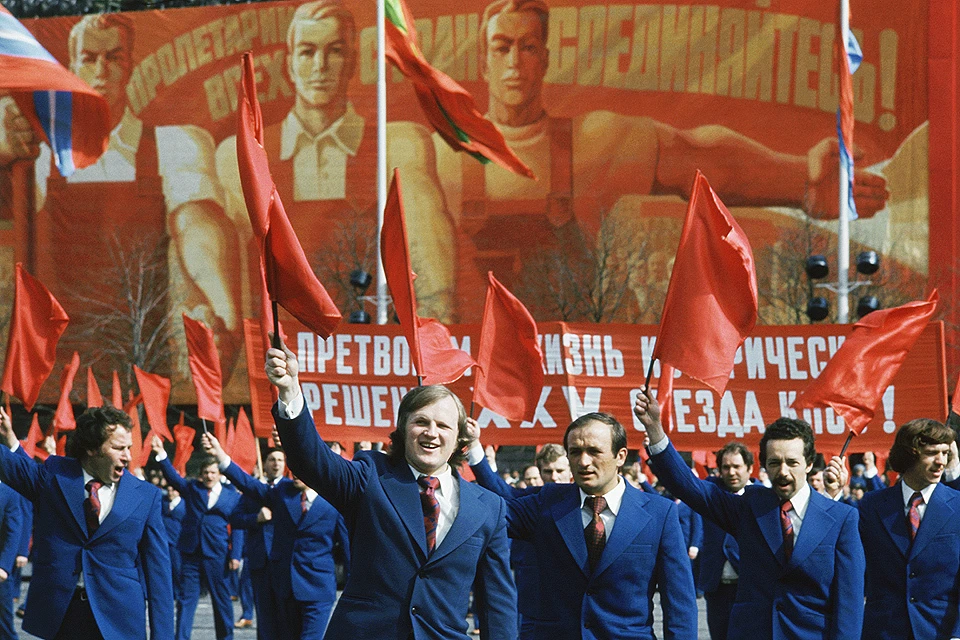 1 мая 1976 г. Во время демонстрации представителей трудящихся на Красной площади. Фото Стужин Алексей/Фотохроника ТАСС