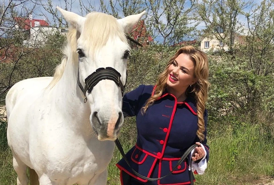 Актриса успела разобраться с коллегой и покататься на лошади. Фото:ann_semenovich/Instagram
