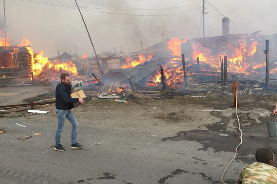 Пожар уничтожил три дома под Курганом. Фото: Александр Штурман