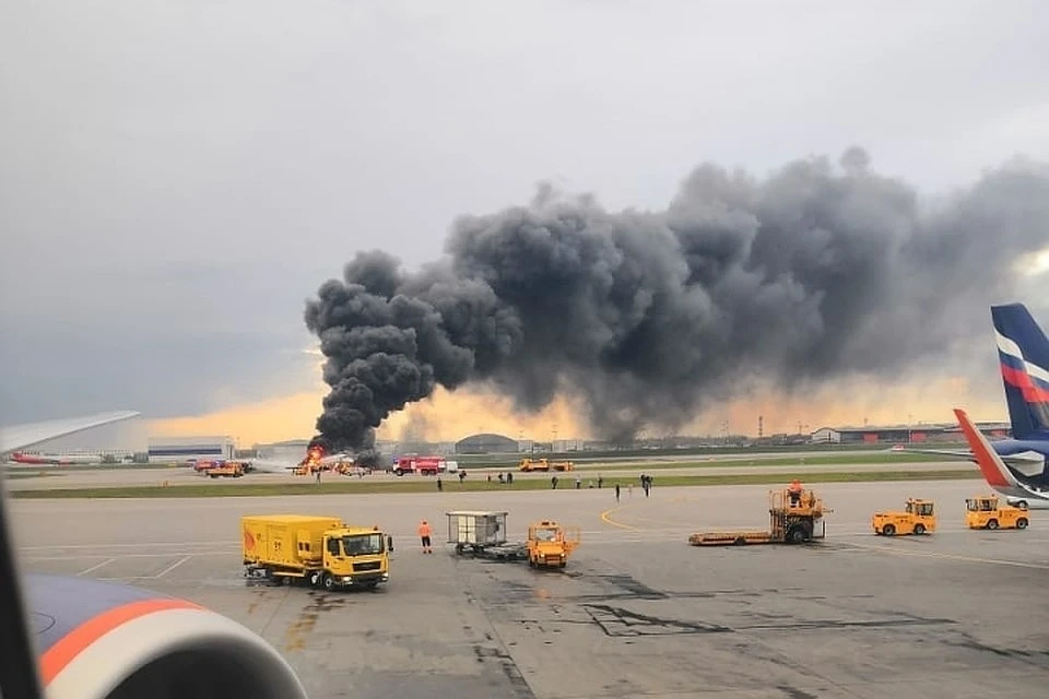 Огонь почти полностью уничтожил самолет Москва-Мурманск. Фото: соцсети