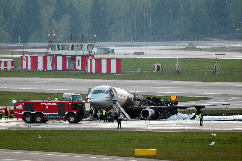41 человек погиб в горящем самолете в аэропорту Шереметьево.