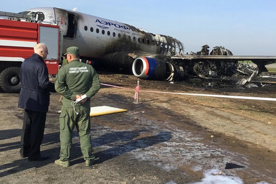 Глава СК РФ Александр Бастрыкин (слева) у сгоревшего самолета в Шереметьево.