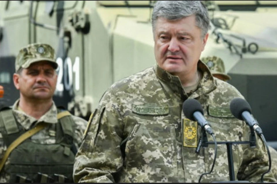 В День пехоты Петр Порошенко решил сменить командующего войсками в Донбассе Фото: Администрация президента Украины