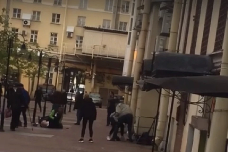 Толпа подростков избила художника на Невском проспекте из-за сделанного замечания Фото: скрин с видео