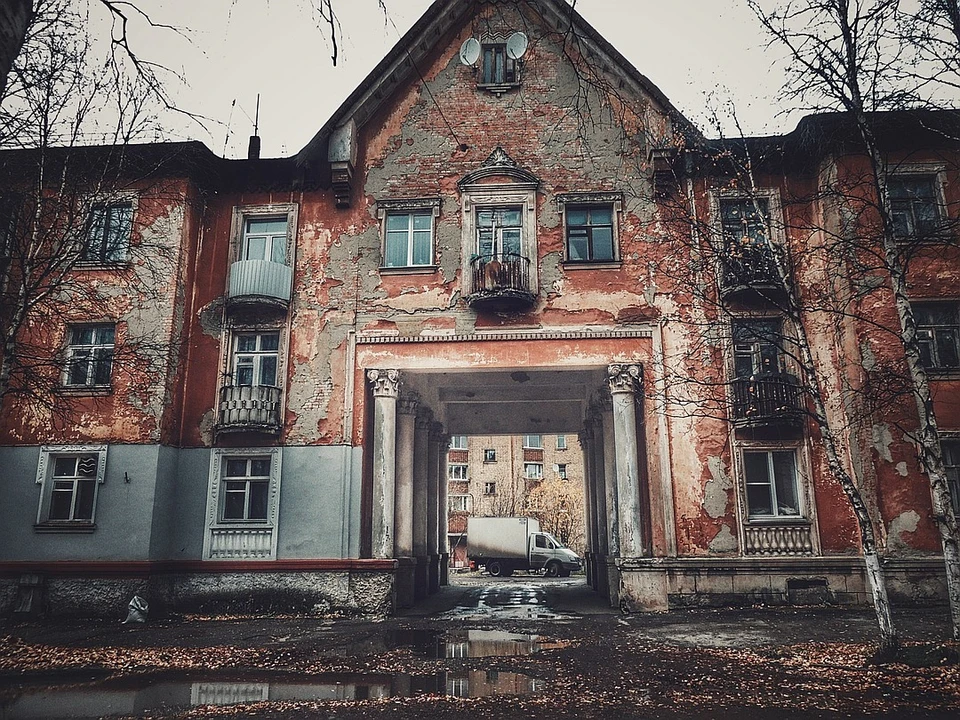 В кадре - дом №12 по улице Полярной в Инте, который в этом году наконец-то отремонтируют. Фото мэрии Инты.