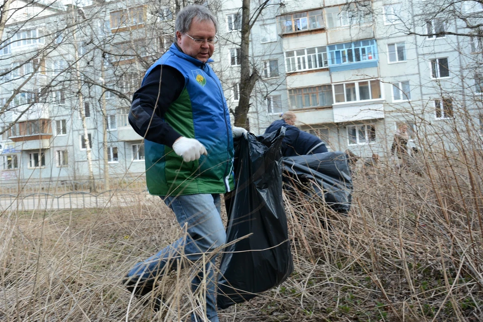 Валерий Козлов личным примером показал горожанам, как следует наводить порядок на улицах Сыктывкара.