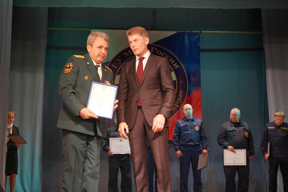 Лучшие пожарные края получили награды губернатора Приморья.