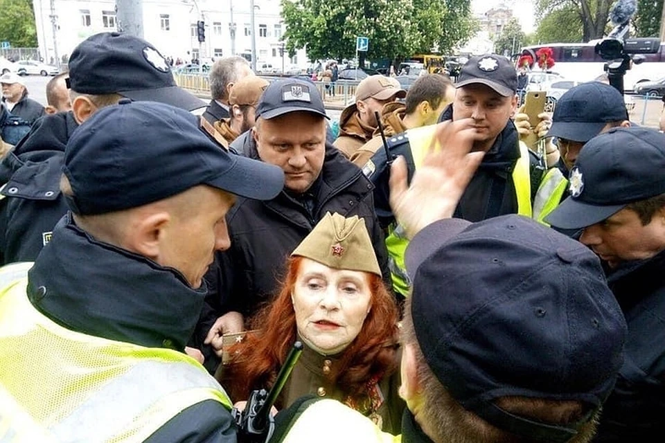 На празднике 9 мая в центре Киева полиция задержала женщину, которая отказалась снять пилотку.