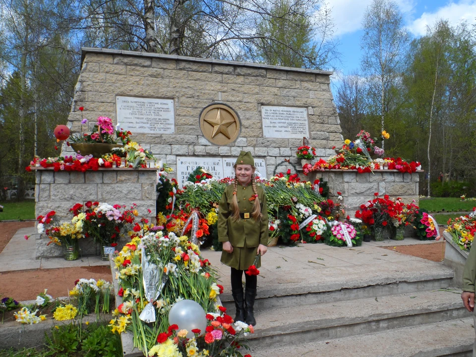 Мемориал на горке рядом с Синимяэ - в память тяжелейших сражений на Северо-Востоке Эстонии.