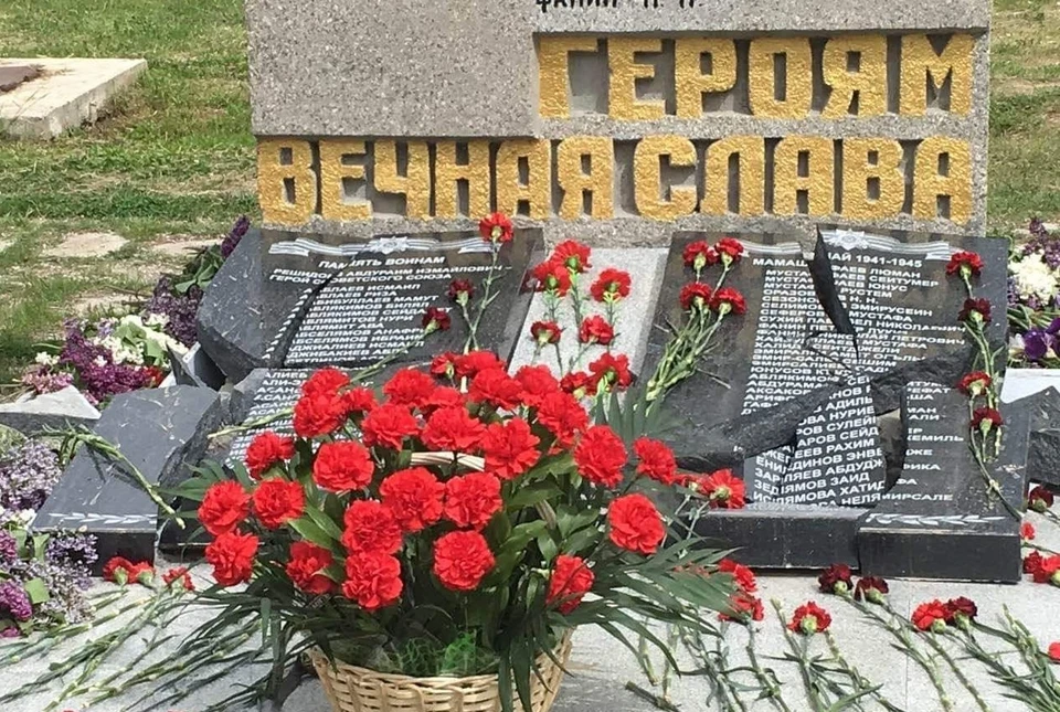 Повреждены плиты с именами героев. Фото: Айше Шулакова/FB