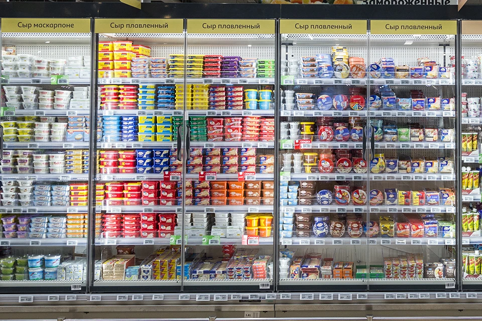 Полки с плавленным сыром в супермаркете. Фото Евгений Разумный / Ведомости / ТАСС