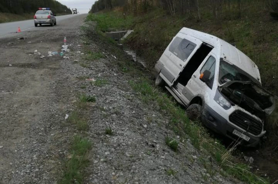 Пассажирский пермь екатеринбург. Авария автобуса под Ревда Свердловской области. Перевернулся автобус сегодня в Первоуральске. Форд Транзит в кювете фото. ДТП С автобусом в Лесном Свердловской области.