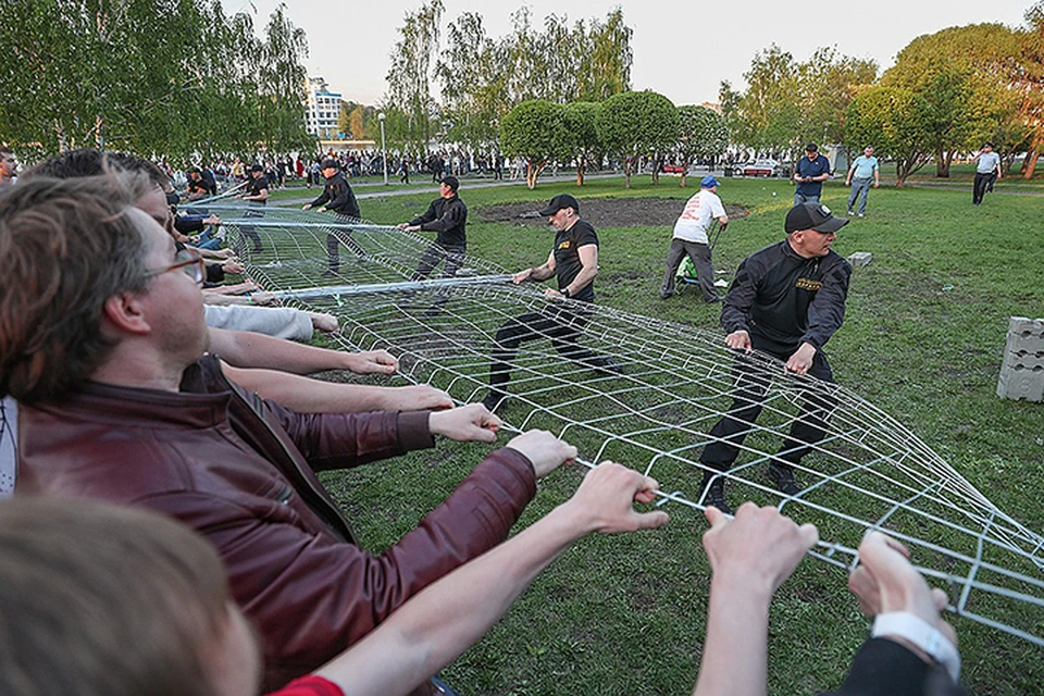 13 мая, столкновения противников строительства с охранниками. Фото Донат Сорокин/ТАСС