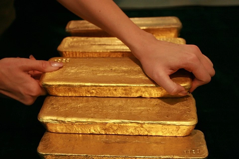 Полицейские поймали домушников, укравших из элитной квартиры в центре Петербурга 15 золотых слитков.