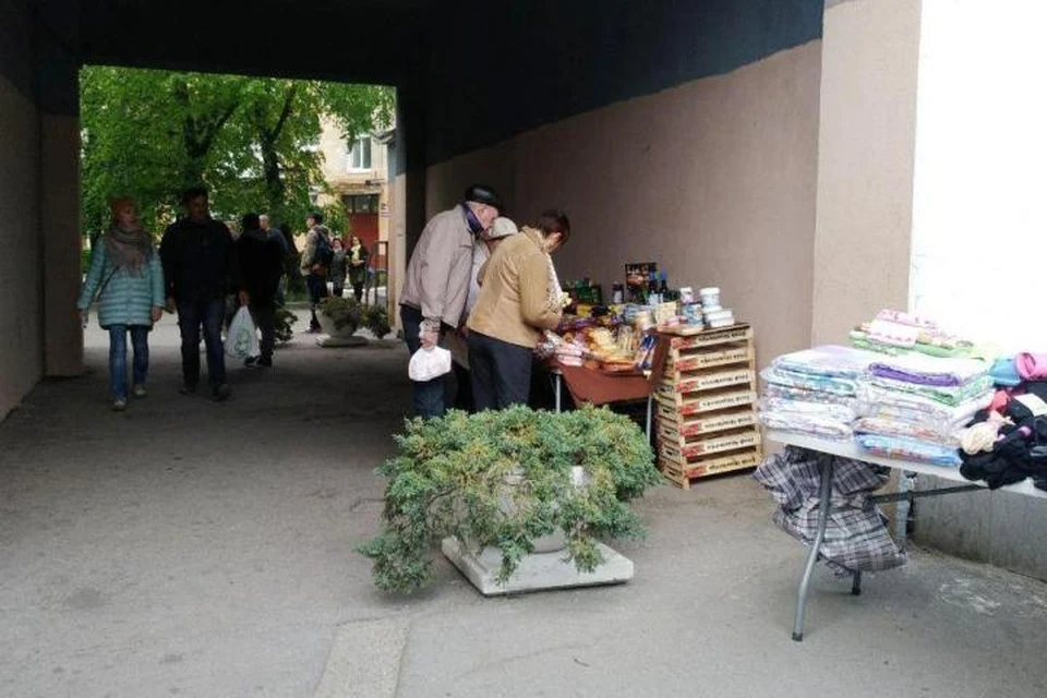 В арке на Ленинском проспекте продолжают торговать санкционкой. Фото сделано вечером в четверг, 16 мая.