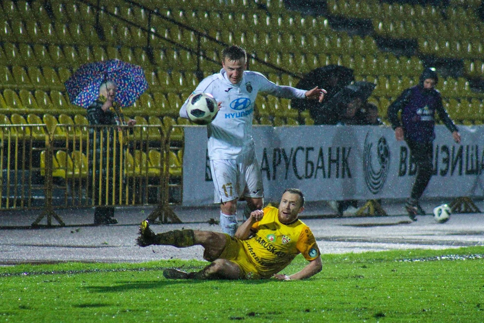 Игроки "Ислочи" жестко играли против балановича. Фото: vk.com/fcisloch
