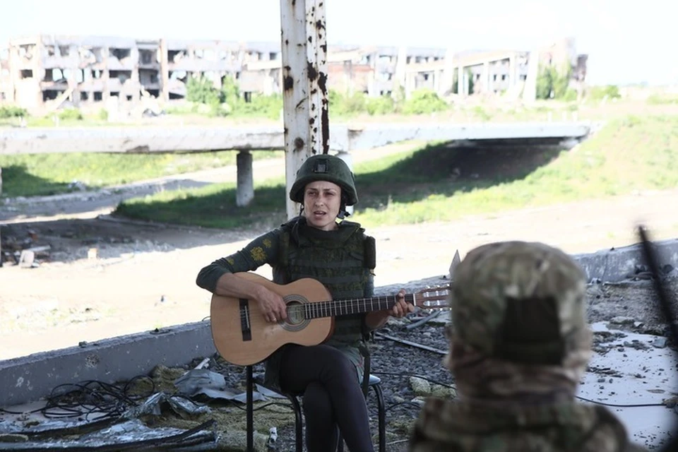 Певица выступает с 2014 года в Донбассе, как перед мирными жителями, так и на передовой. Фото: архив Юлии Чичериной