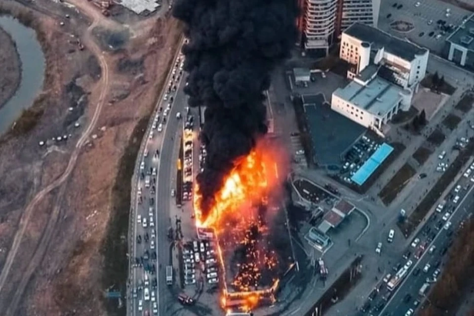 Работы на месте пожара продолжаются Фото: "Инцидент Кемерово" / "ВКонтакте"