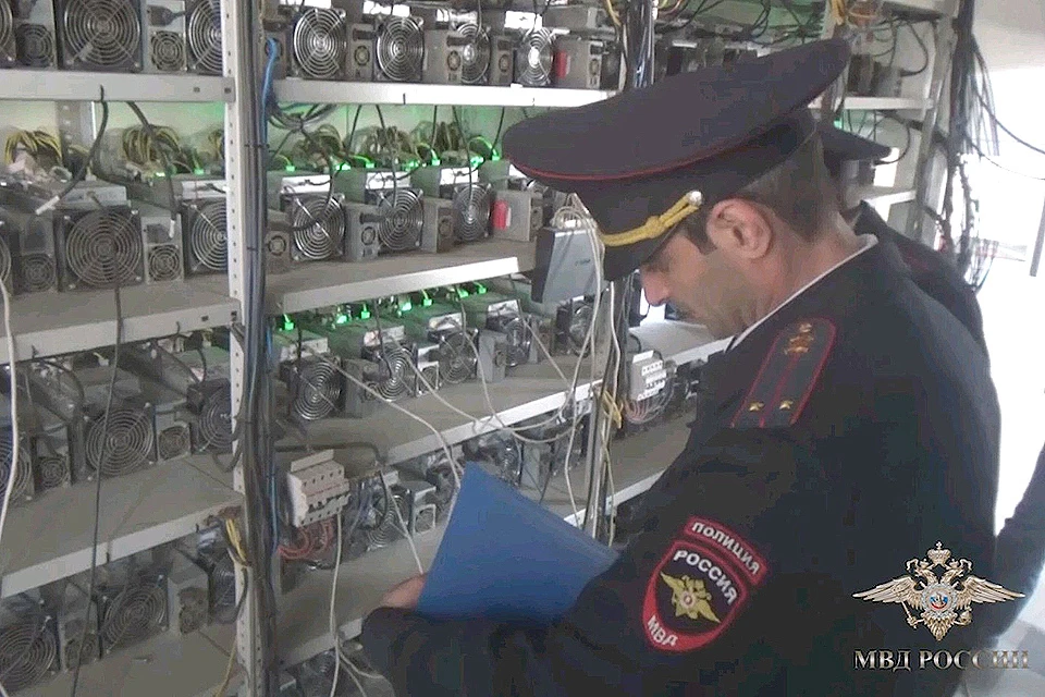 Сотрудники полиции совместно с УФСБ по Республике Дагестан обнаружили майнинг-фермы, владелец которых незаконно подключился к сетям электроэнергии.