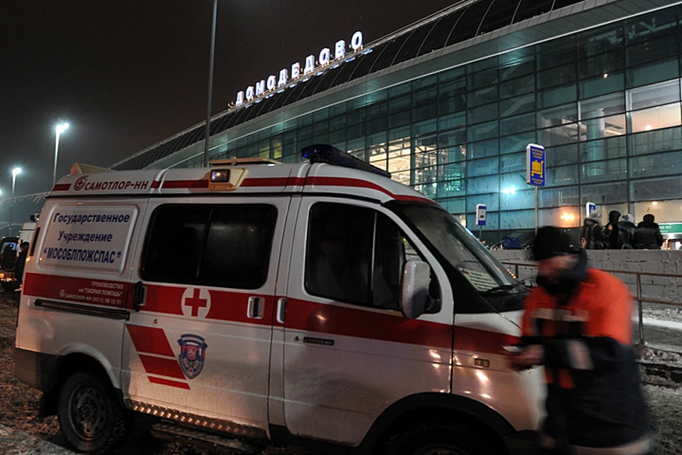 Прибывшие к самолету медики стали оказывать медицинскую помощь, но мужчина скончался