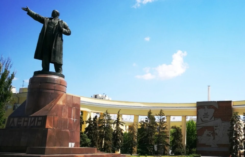 Гранитные плиты на постаменте могут отвалиться в любой момент. Трещины видны не вооруженным глазом.