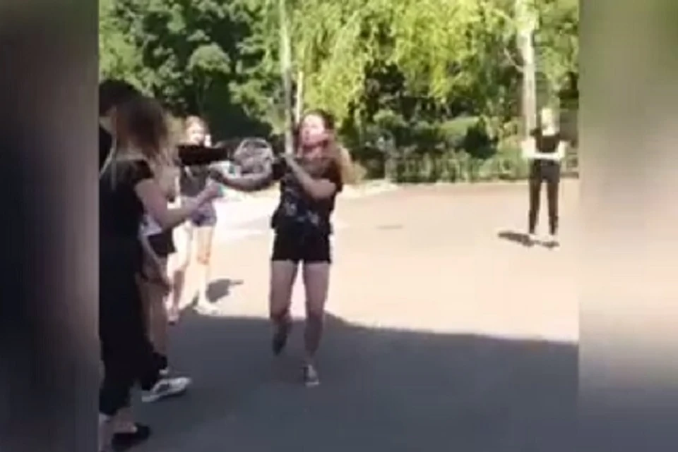 У девочки, которая нанесла решающий удар по танцовщице, - черый пояс по карате. Фото: скпиншот видео