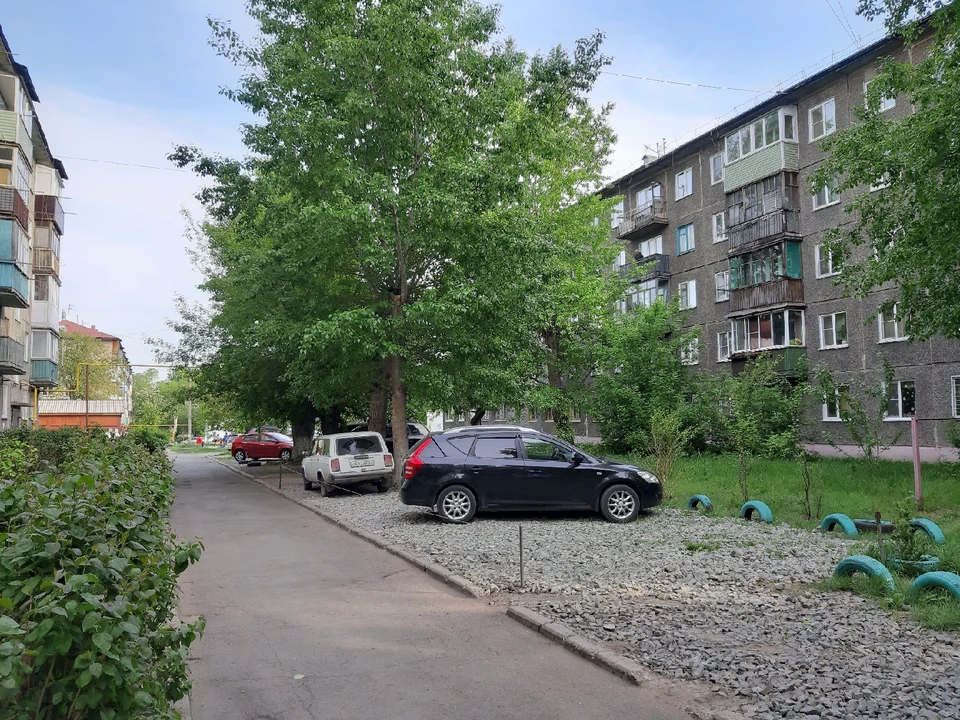 Жители барнаульской пятиэтажки не могут мирно решить вопрос о парковочных местах у дома