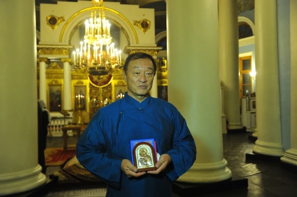 Американский актер Кэри-Хироюки Тагава после таинства крещения в храме на Большой Ордынке. Евгения Гусева.