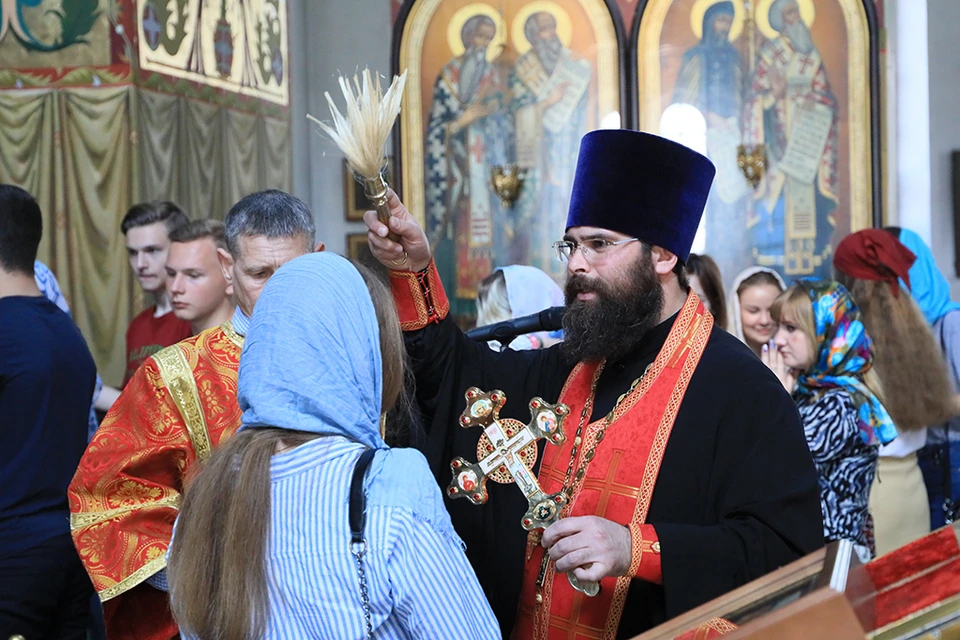 Отец Александр каждого будущего выпускника окропил святой водой. Фото: предоставлено Шахтинской епархией.