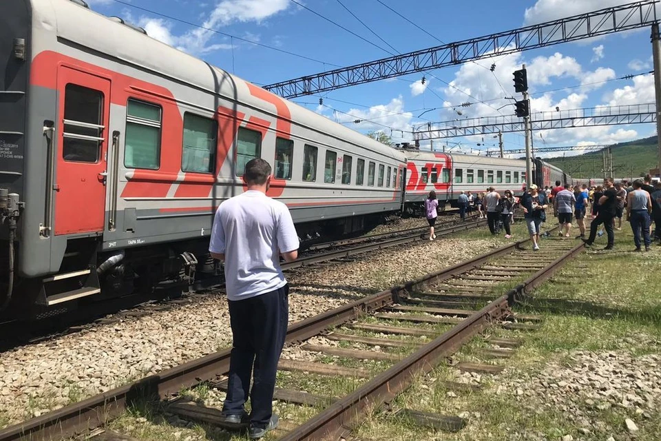 Пассажиры пострадавшего поезда отказались отправиться на ближайший вокзал. Фото: Никита МИХАЛЕВ.