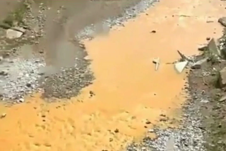 "Тыквенный суп": в Бурятии река окрасилась в оранжевый цвет. Фото: скриншот видео buryatia_online в Instagram.