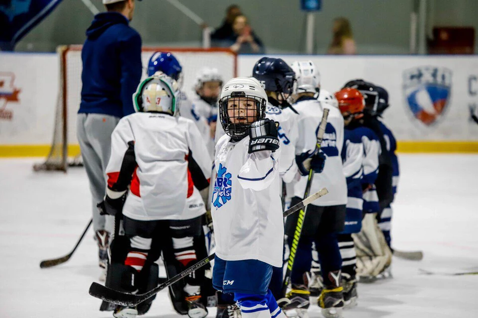 Хоккей не только укрепляет здоровье, но и формирует характер, командный дух, помогает найти друзей Фото: предоставлены Сергеем Локтионовым
