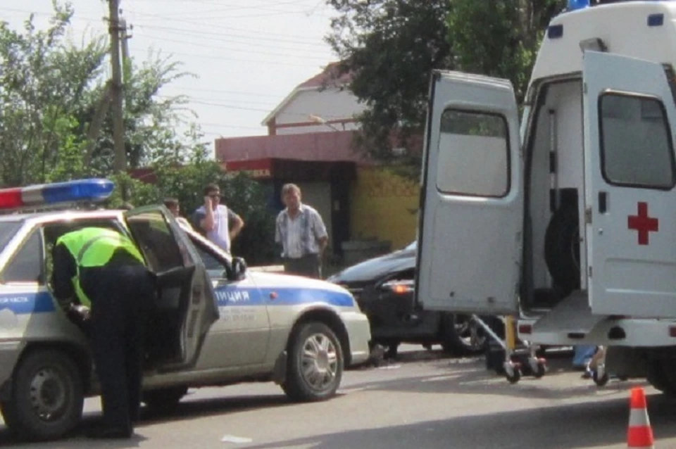 Водителя ВАЗа с места аварии госпитализировали.