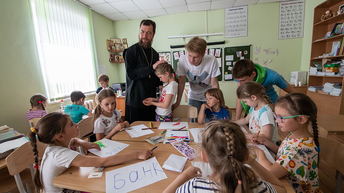 Как живет православная гимназия в Челябинске: девочки не носят платки, о  происхождении жизни рассказывают по обычному учебнику - KP.RU