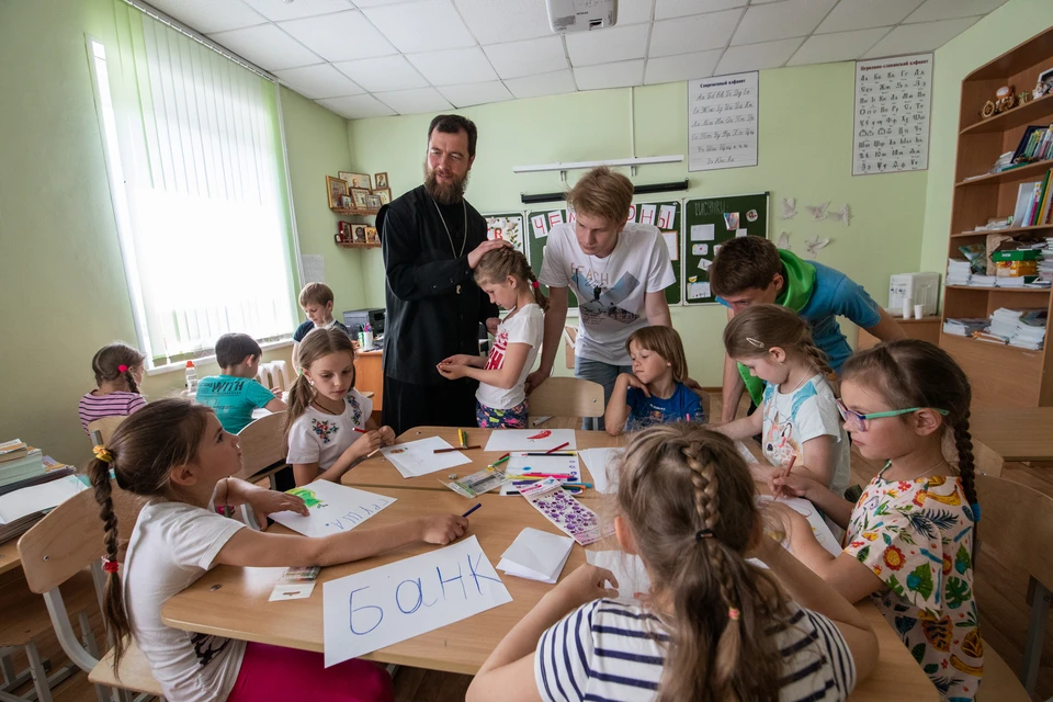 Чтобы поступить в православную гимназию Челябинска, нужно быть крещеным и пройти тестирование.