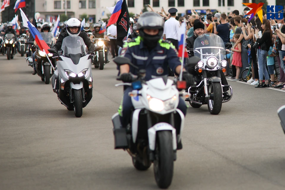 Глава Ставрополя Андрей Джатдоев на скутере Yamaha (слева) и батюшка на Harley-Davidson (справа)