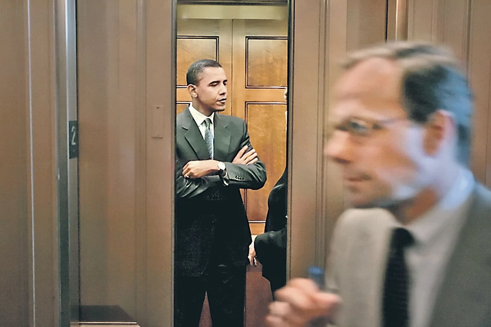 2005 год. 43-летний сенатор от Иллинойса Барак Обама, помощника которого по сюжету книги прослушивали наши нелегалы, в лифте конгресса. Белый дом еще впереди... Фото: Getty Images
