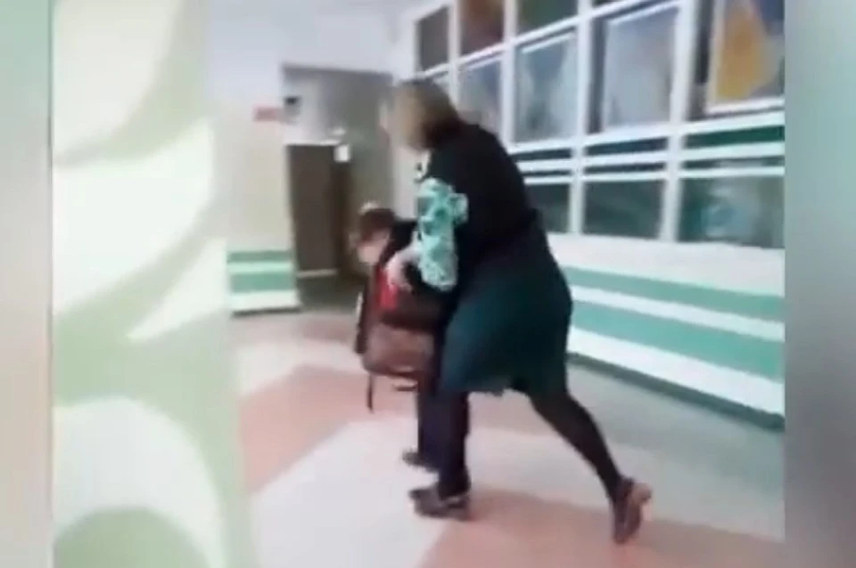 Учительницу, ударившую школьника в Комсомольске-на-Амуре, приговорили к обязательным работам