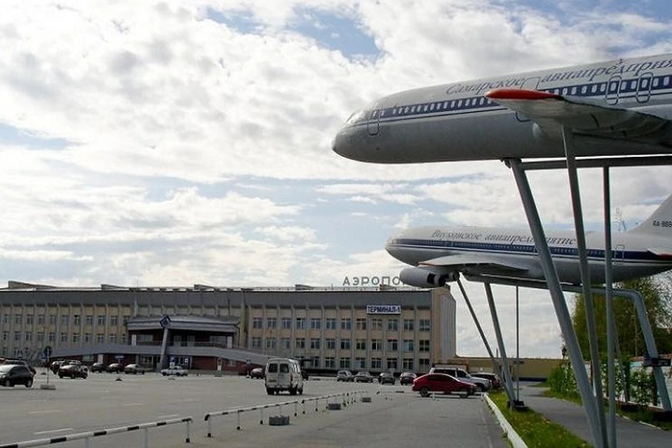 Аэропорт нижневартовск. Аэропорт города Нижневартовск. Аэровокзал Нижневартовск. Нижневартовск аэропорт самолеты. Аэропорт имени Муравленко.