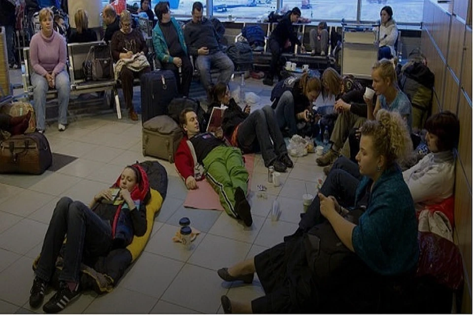 Пассажирам так и не объяснили, почему отменили авиарейс (Фото: Вячеслав Леонтян).