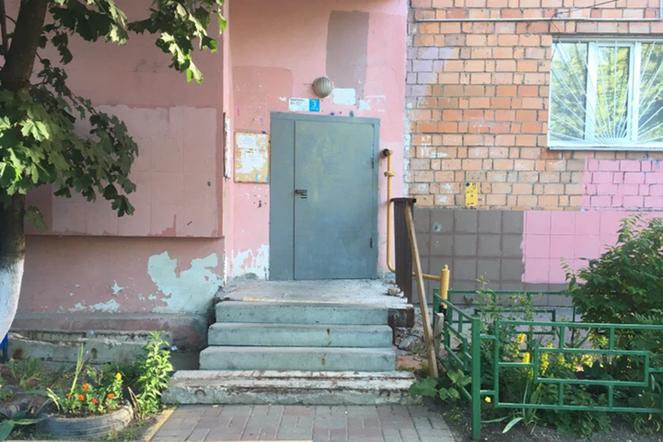 «Настоящая полоса препятствий»: жители многоквартирного дома в центре Нижнего Новгорода почти год не могут добиться завершения ремонта крыльца