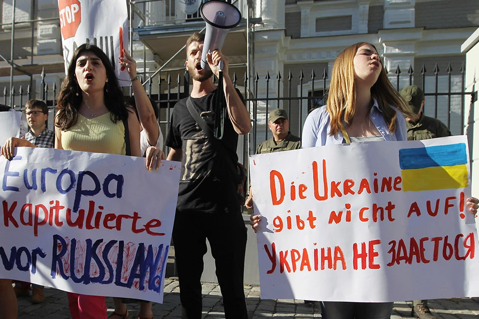 Пикет в Киеве, на котором недовольные возвращением делегации России в ПАСЕ призывали Европу "не сдаваться".