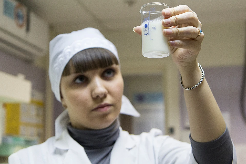 Проверка качества молочной продукции в лаборатории.