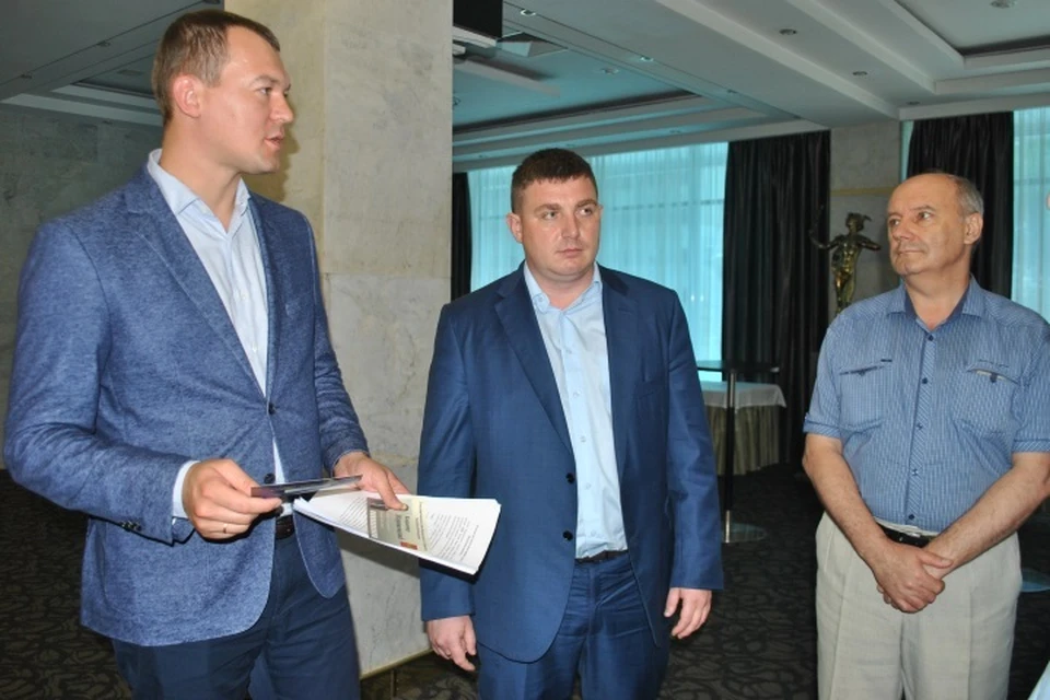 Михаил Дегтярев (слева) представил коллегам по партии нового координатора регионального отделения ЛДПР Петра Пятибратова (в центре)