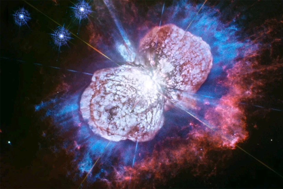В День независимости США НАСА опубликовало красочное фото двойной звезды в созвездии Киль.