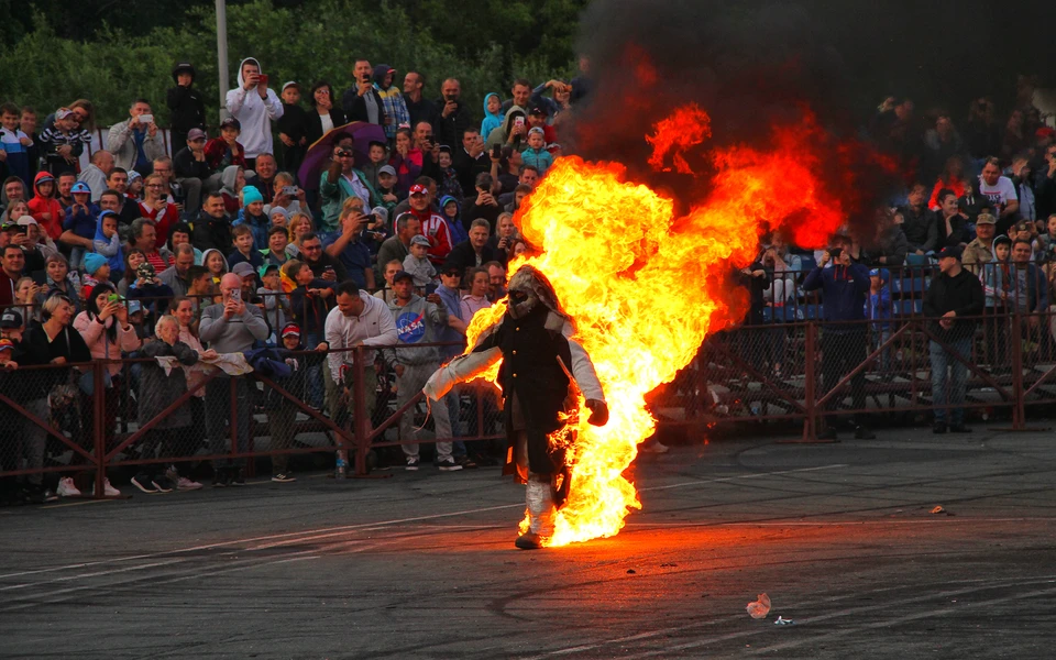 Человек в огне - профессиональным экстремал из театра «Каскадер». Фото Ивана Горбунова