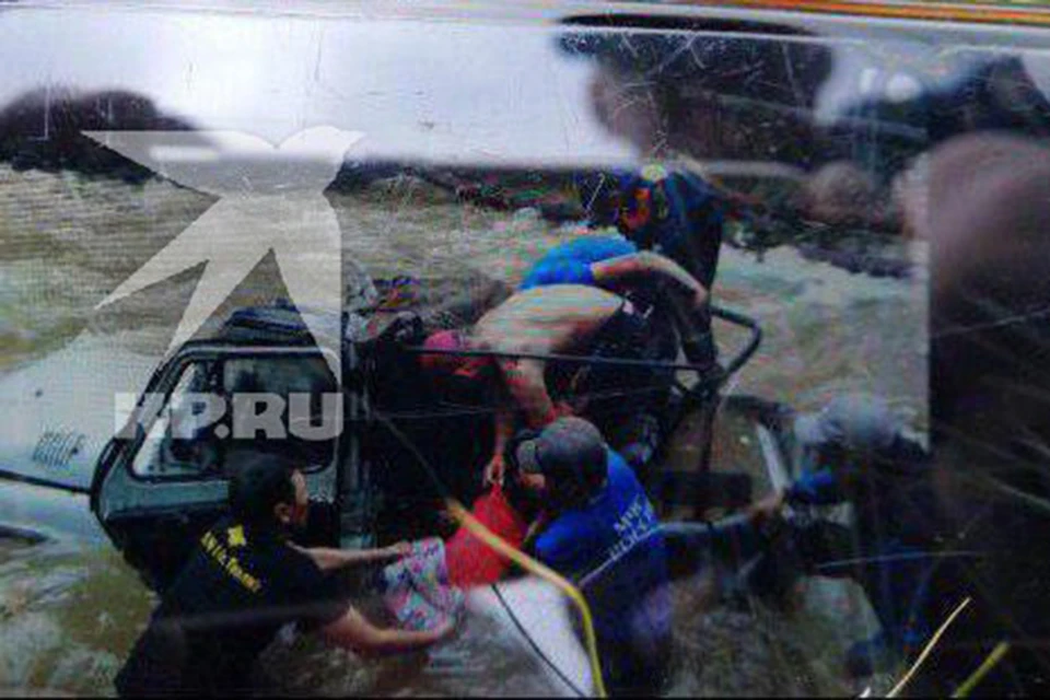 Первое фото с места падения УАЗа в реку в Туве