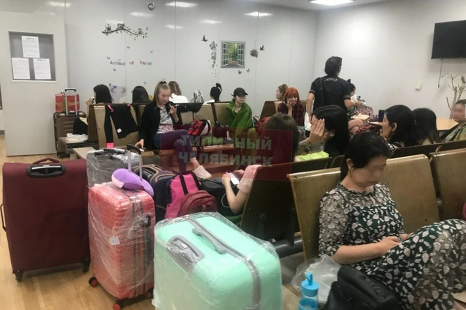 Люди уверяют, что им отказали во въезде в Республику Корея, но и уехать обратно они не могут. Фото: страница Вконтакте "Типичный Челябинск".