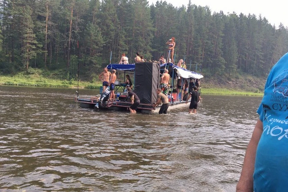 «Идем на таран!»: под Красноярском пьяные туристы едва не утопили лодку вместе с супружеской парой. Фото: "Ревизорро Красноярск"